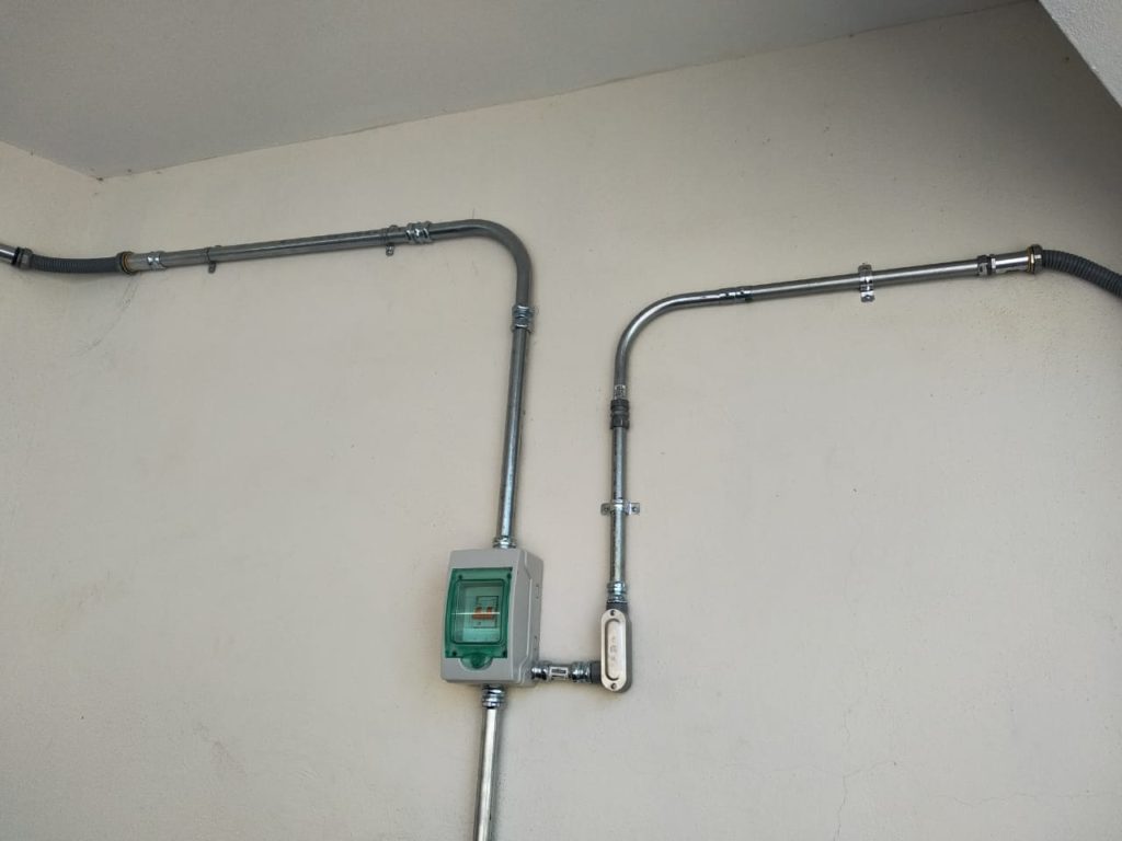 Ejemplo de una modificación eléctrica externa (realizada por Blue Solar Home) para alimentar una estufa eléctrica (40A) y un boiler eléctrico (30A).